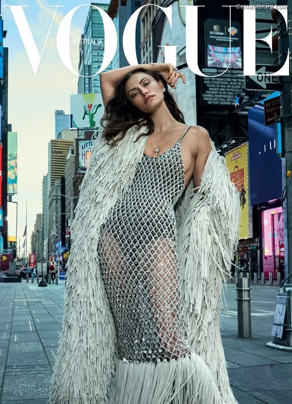 Phoebe Tonkin photo 19 of 327