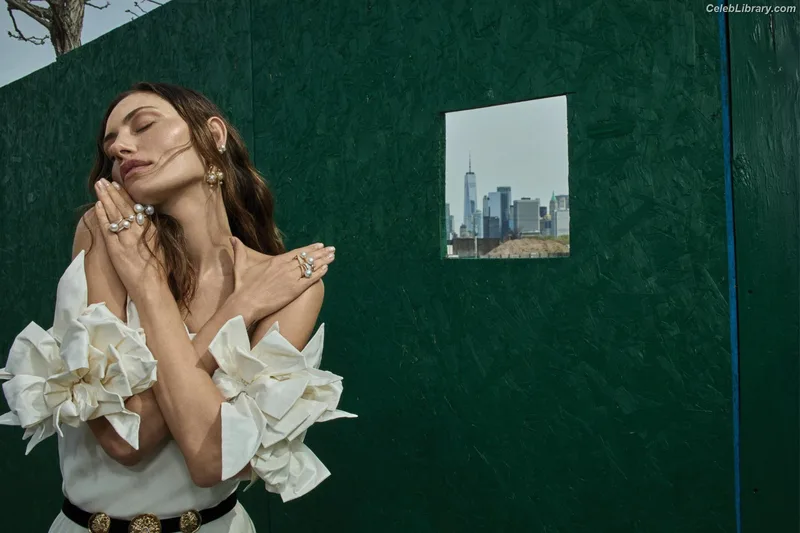 Phoebe Tonkin photo 6 of 327