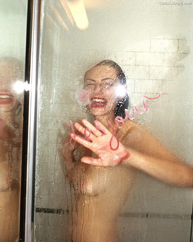 Phoebe Tonkin photo 12 of 327