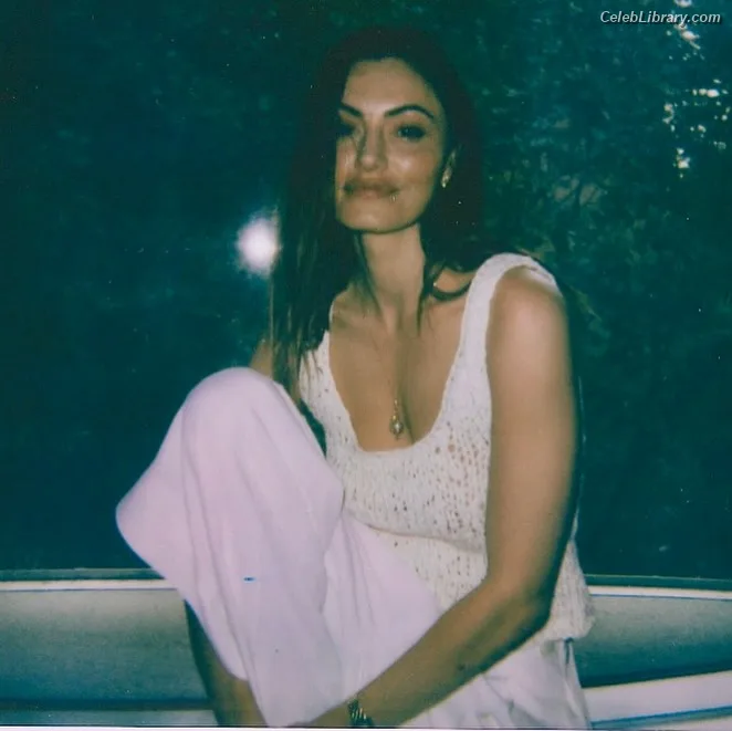 Phoebe Tonkin photo 20 of 327