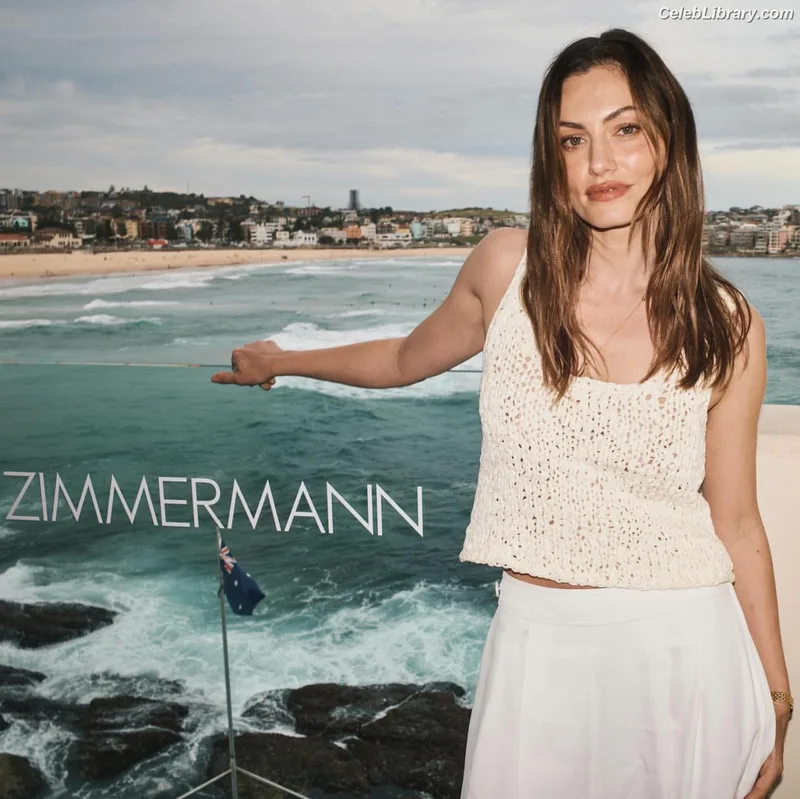 Phoebe Tonkin photo 21 of 327