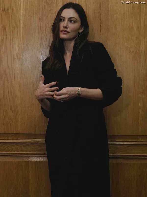 Phoebe Tonkin photo 1 of 327