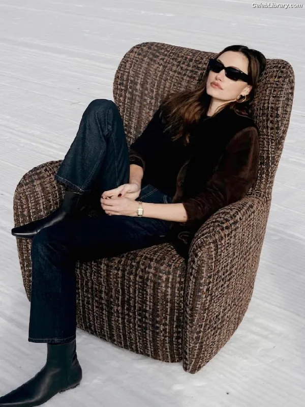 Phoebe Tonkin photo 2 of 327