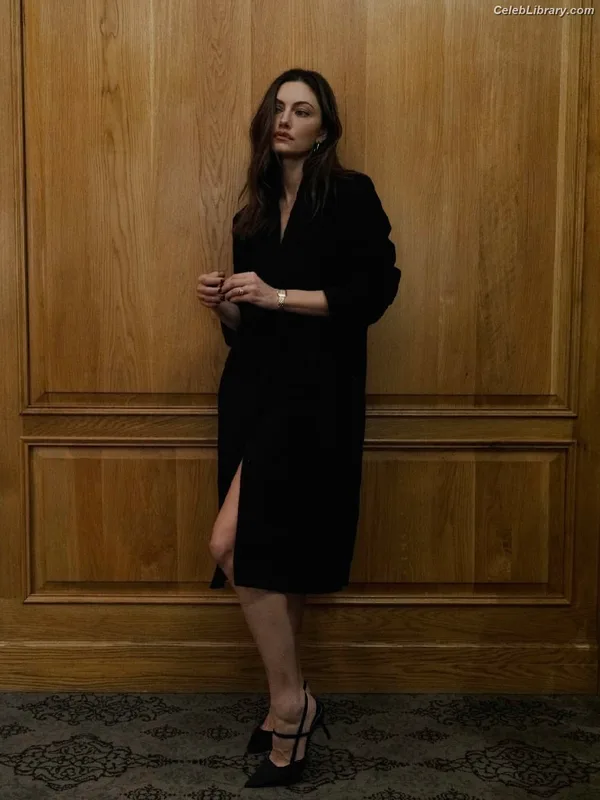 Phoebe Tonkin photo 3 of 327