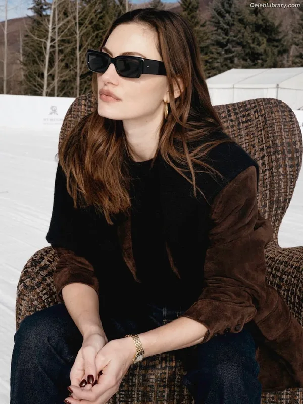 Phoebe Tonkin photo 4 of 327