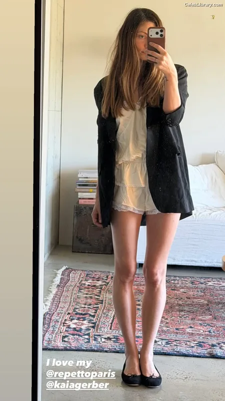 Phoebe Tonkin photo 6 of 327
