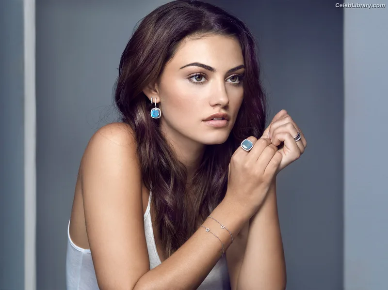 Phoebe Tonkin photo 9 of 327