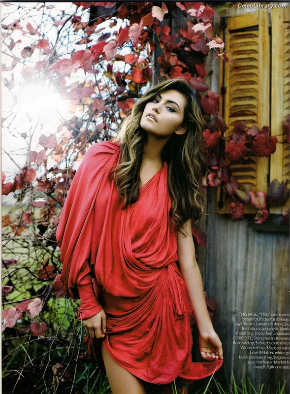 Phoebe Tonkin photo 13 of 327