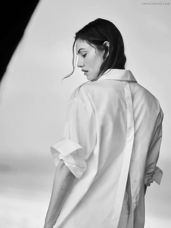 Phoebe Tonkin photo 19 of 327