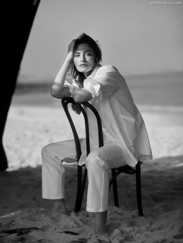 Phoebe Tonkin photo 20 of 327