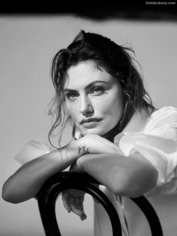 Phoebe Tonkin photo 21 of 327