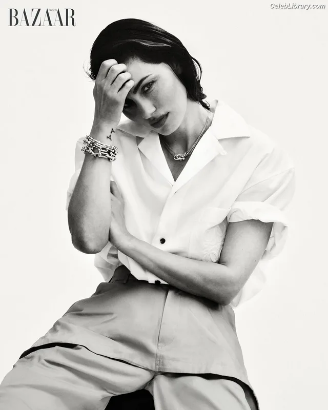 Phoebe Tonkin photo 24 of 327