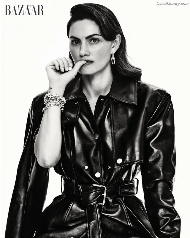 Phoebe Tonkin photo 2 of 327