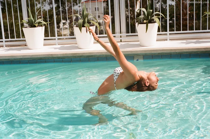 Phoebe Tonkin photo 7 of 327