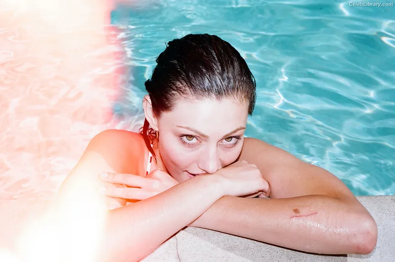 Phoebe Tonkin photo 9 of 327