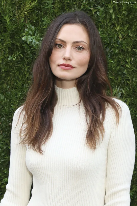 Phoebe Tonkin photo 16 of 327