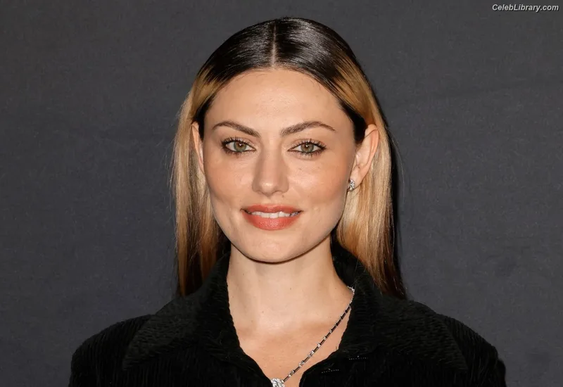 Phoebe Tonkin photo 2 of 327
