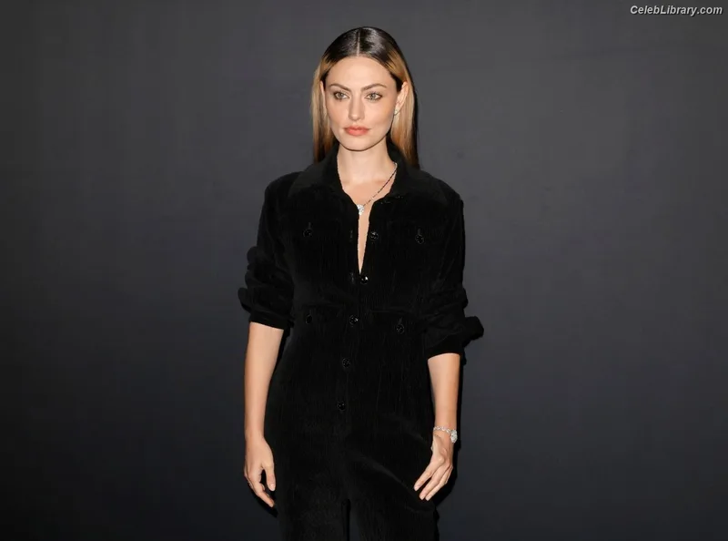 Phoebe Tonkin photo 4 of 327
