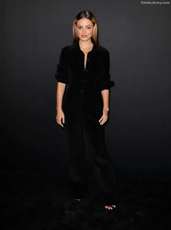 Phoebe Tonkin photo 6 of 327