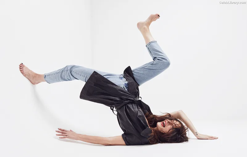Phoebe Tonkin photo 16 of 327