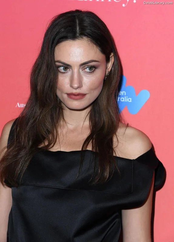 Phoebe Tonkin photo 17 of 327