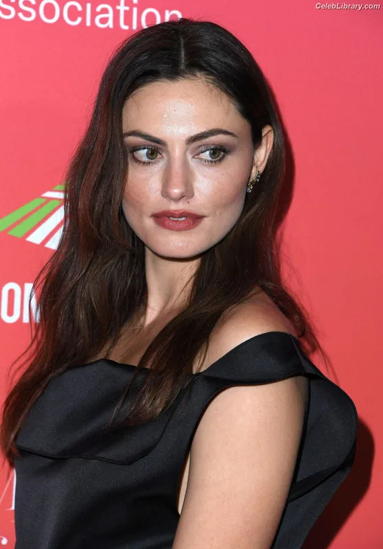 Phoebe Tonkin photo 21 of 327