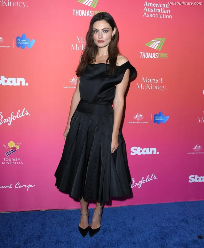 Phoebe Tonkin photo 22 of 327