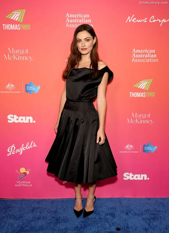 Phoebe Tonkin photo 23 of 327