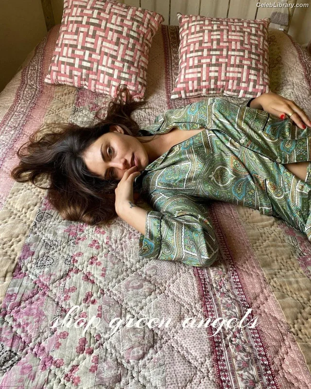 Phoebe Tonkin photo 24 of 327