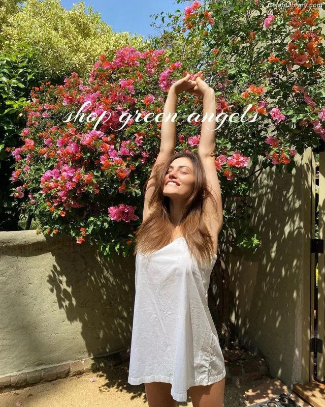 Phoebe Tonkin photo 2 of 327