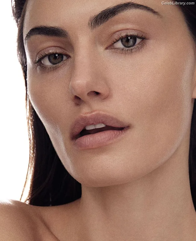 Phoebe Tonkin photo 4 of 327