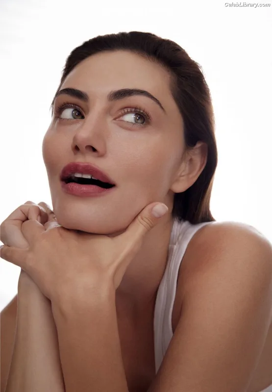 Phoebe Tonkin photo 7 of 327