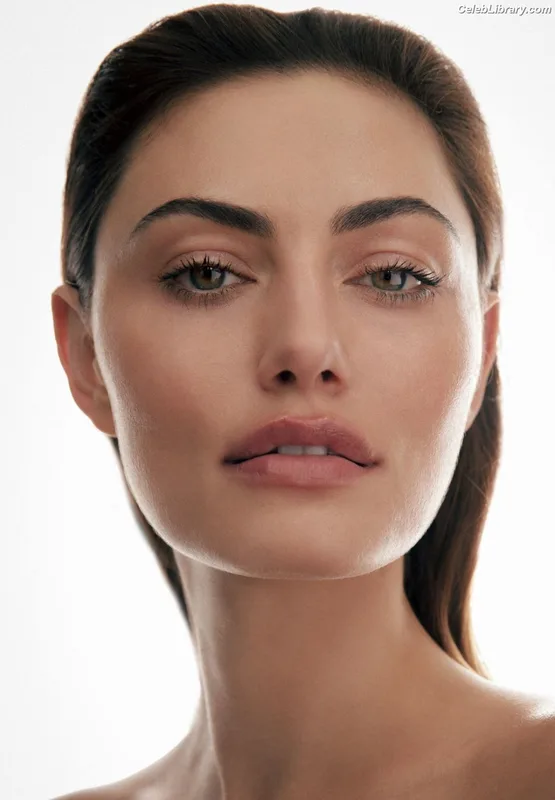 Phoebe Tonkin photo 9 of 327