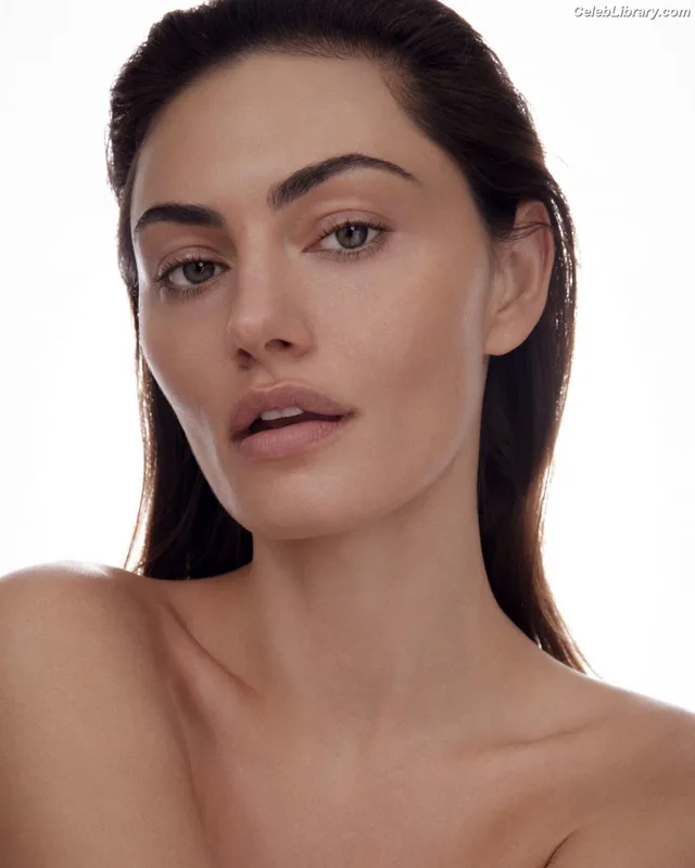 Phoebe Tonkin photo 11 of 327