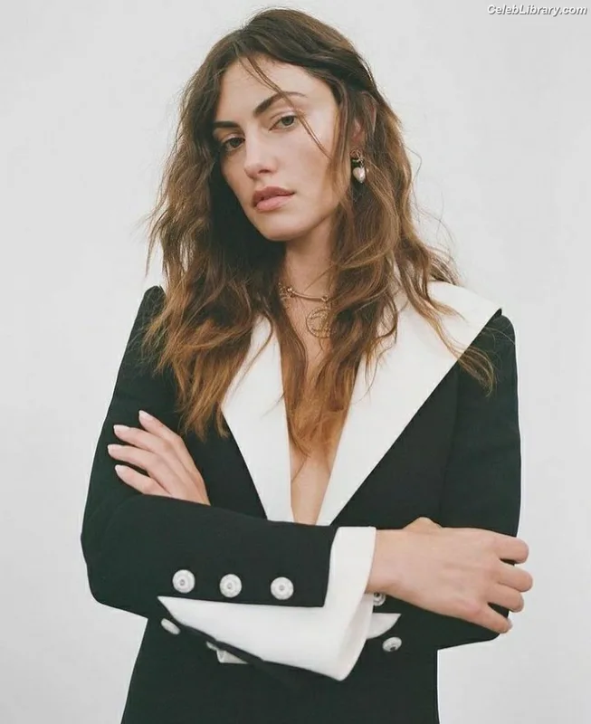 Phoebe Tonkin photo 16 of 327
