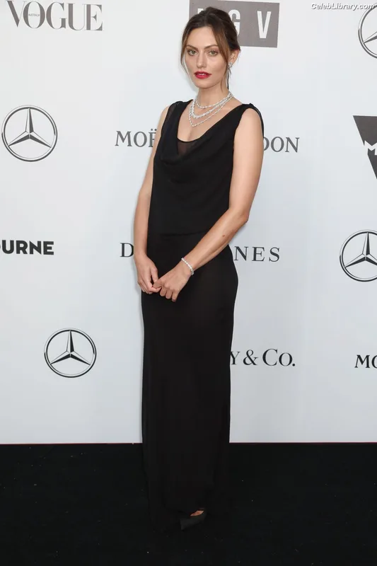 Phoebe Tonkin photo 17 of 327