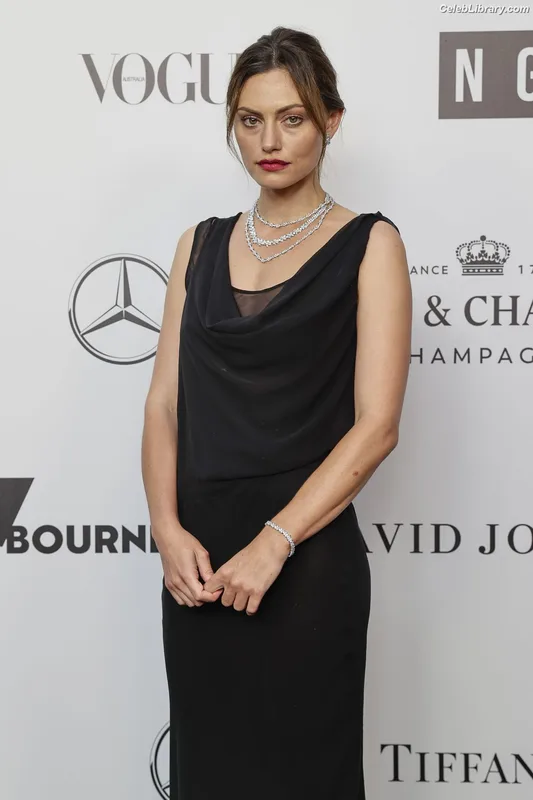 Phoebe Tonkin photo 19 of 327