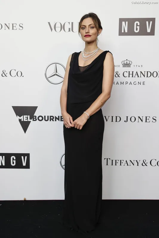 Phoebe Tonkin photo 20 of 327