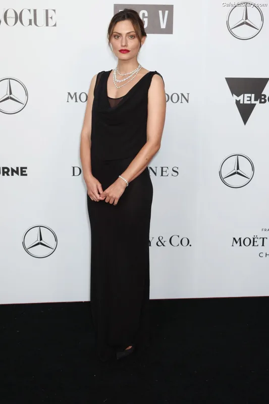 Phoebe Tonkin photo 21 of 327