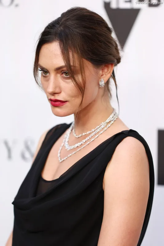 Phoebe Tonkin photo 22 of 327