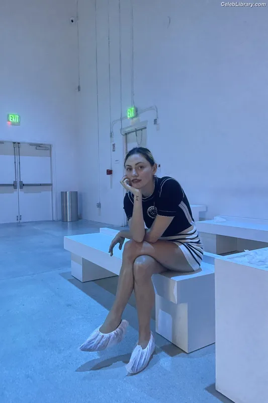 Phoebe Tonkin photo 1 of 327