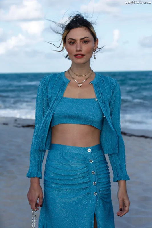 Phoebe Tonkin photo 3 of 327