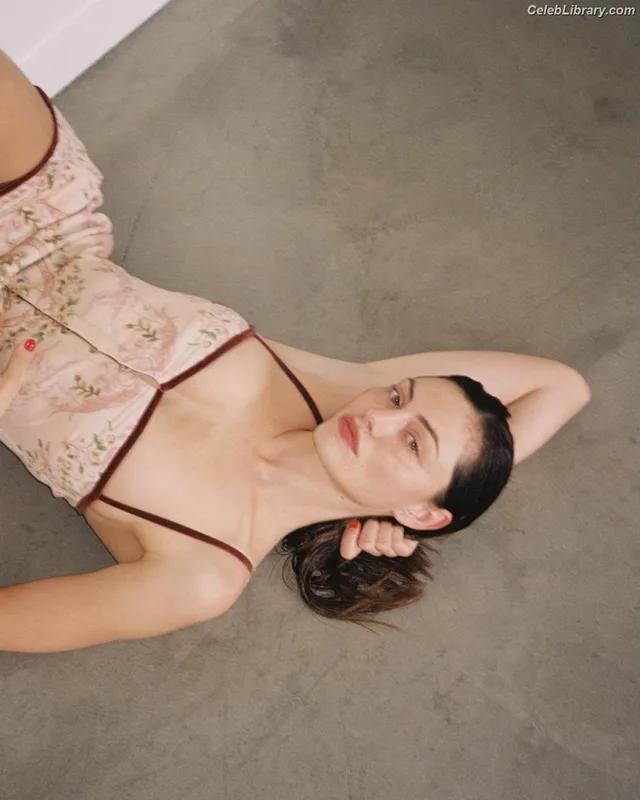 Phoebe Tonkin photo 4 of 327