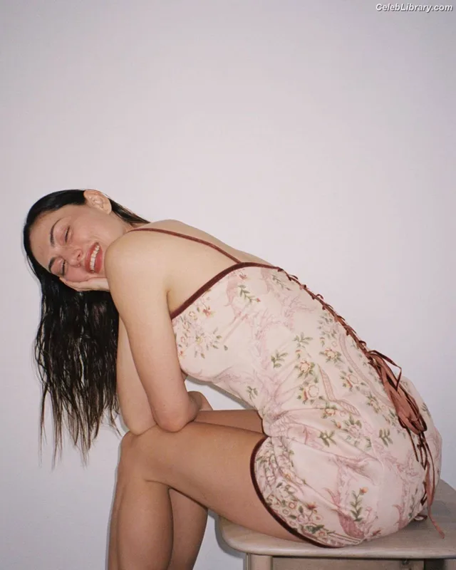 Phoebe Tonkin photo 5 of 327