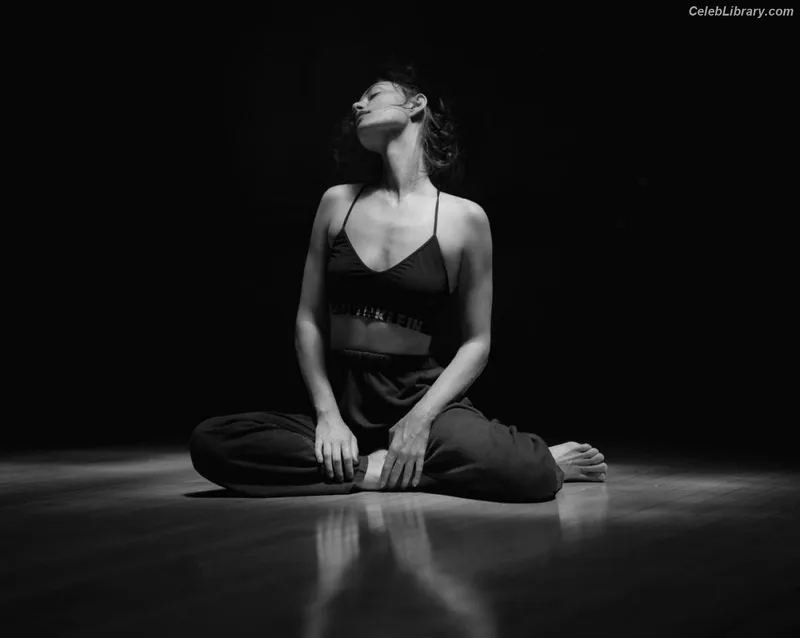 Phoebe Tonkin photo 11 of 327