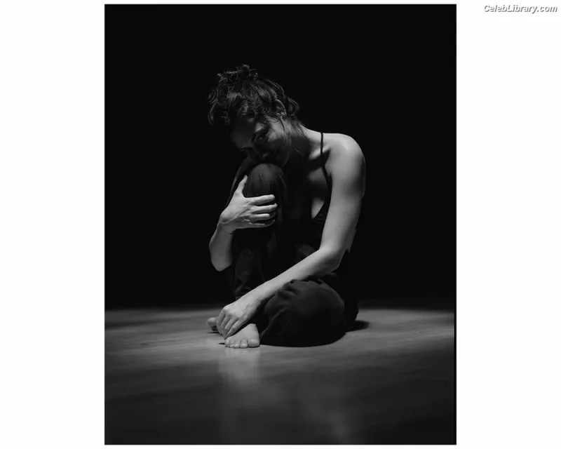 Phoebe Tonkin photo 12 of 327