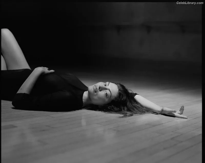 Phoebe Tonkin photo 13 of 327