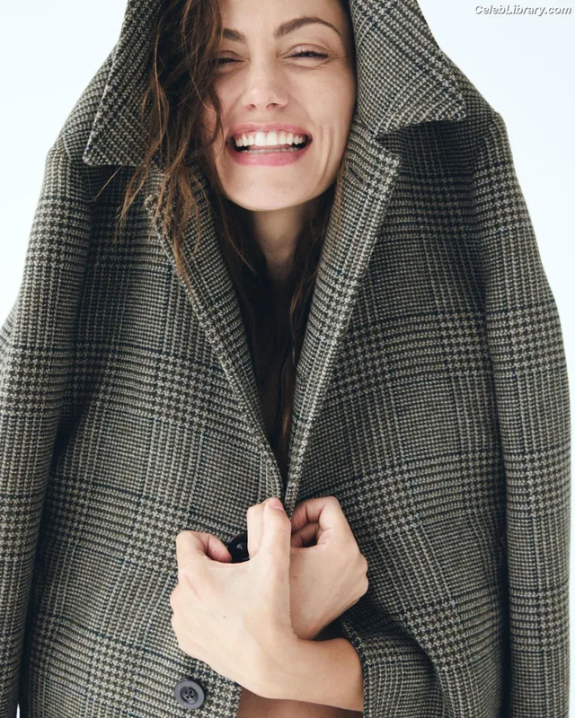 Phoebe Tonkin photo 15 of 327