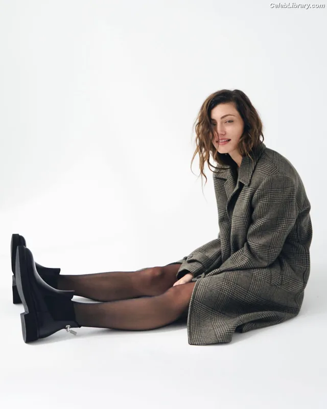 Phoebe Tonkin photo 16 of 327