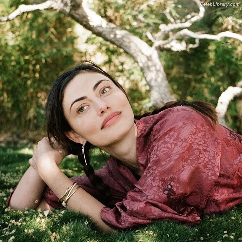 Phoebe Tonkin photo 24 of 327